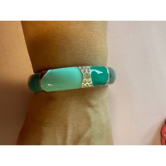 Green enamel silver tone with rhinestone hinged bangle - Picture 1 of 5
